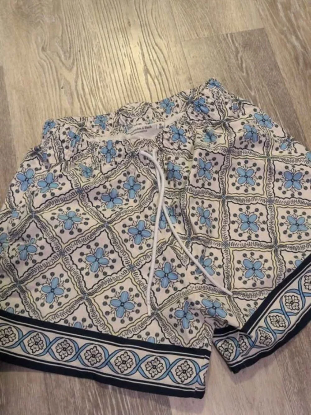 Abercrombie & Fitch  pull on tile print swim shorts mens medium